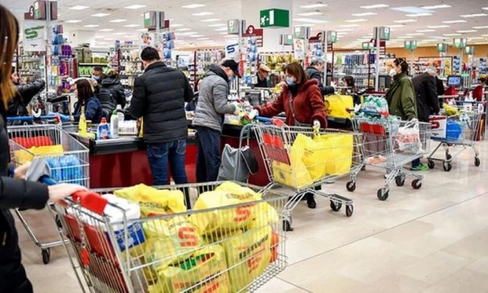 Ιταλία: Mπήκε σε σούπερ μάρκετ και άφησε το πεθαμένο γιο της